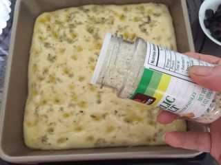 11、佛卡夏,接着均匀的撒上少许蒜盐