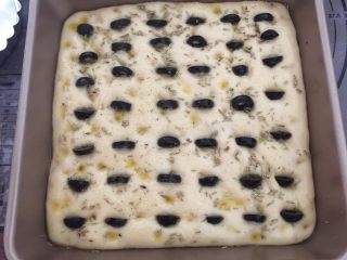 12、佛卡夏,最后把黑橄榄片插入面坯的洞里