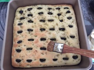 13、佛卡夏,烤箱预热好，180度烤30分钟我在烤制一半时间后取出，又刷了一层香草油，