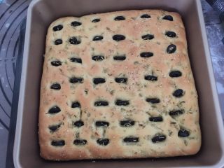 14、佛卡夏,再继续放入烤箱中烘烤至结束，佛卡夏面包完成