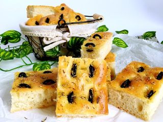 15、佛卡夏,出炉脱模即可，切块食用，可以沾剩余的香料油食用非常香