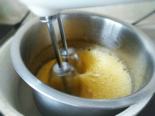 4、脆皮小蛋糕,全蛋打发，冬季需要隔温水打发。