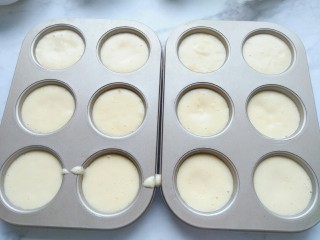 8、脆皮小蛋糕,磨具刷油后直接把蛋糕糊倒进去。