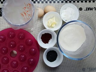 1、迷你小西瓜,把所有的用料准备好,称量准确