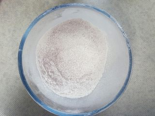 2、迷你小西瓜,将低筋面粉,红曲粉,泡打粉混合均匀后过筛