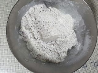 3、迷你小西瓜,在过筛后的粉类中加入黑芝麻适量大概混合