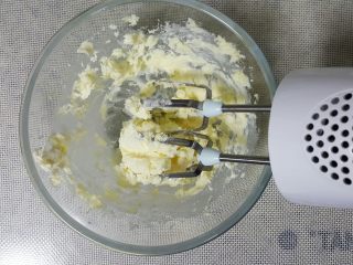 4、迷你小西瓜,将室温软化好的黄油用电动打蛋器打发,打发至羽毛状态