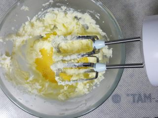 6、迷你小西瓜,全蛋液分多次加入,在每一次加入后用电动器搅打均匀,再加入下一次