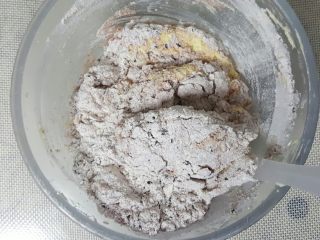 7、迷你小西瓜,加入粉类和黑芝麻的混合物,用刮刀切拌均匀,没有干粉即可