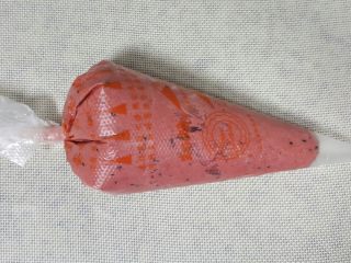 8、迷你小西瓜,将拌好的面糊放入裱花袋中,这样比较方便挤入模具当中