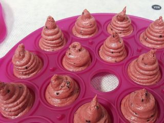 9、迷你小西瓜,用裱花袋将面糊挤入模具当中,挤成如图所示的样子,上面要高出来一些,这样才会满模,这个配方的量正好是一个乐葵模具的量