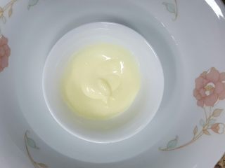 11、迷你小西瓜,在烤蛋糕的时候,我们可以把白色巧克力币放入碗中,隔热水融化