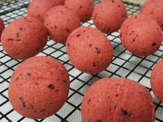 12、迷你小西瓜,把烤好的蛋糕用长的牙签扎起来,包裹白巧克力做成西瓜的白色内皮