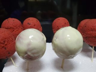 13、迷你小西瓜,裹好白巧克力后放入冰箱冷藏至少半个小时,如果很急的话可以冷冻