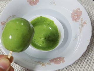 14、迷你小西瓜,另取一个碗,将巧克力隔水融化,加入适量的抹茶粉或油溶性色素,将裏好白巧克力的棒棒糖,在绿色巧克力液中转一圈做成西瓜皮