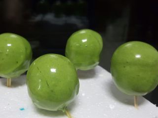 15、迷你小西瓜,找一个泡沫,把包裹好巧克力液的棒棒糖插在上面,放入冰箱冷藏