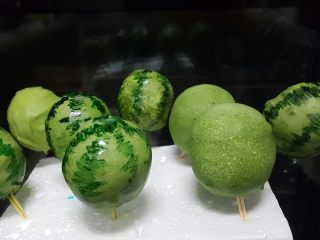 16、迷你小西瓜,当巧克力液完全凝固以后,取适量可食用色素,用绿色色素用笔蘸赞赏画出西瓜的纹路,这样小西瓜就做好了