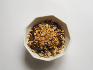 4、中秋烙糖饼,乘面团发酵的功夫,把炒好的花生拍碎和豆沙馅调拌在一起