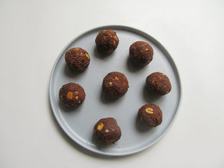 6、中秋烙糖饼,将馅料揉成球形,放进冰箱冷冻20分钟,不要冻太硬,微微硬度即可