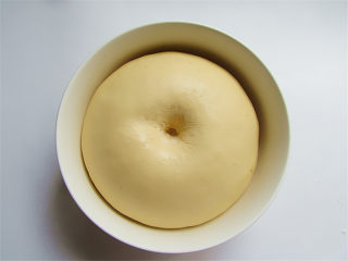 7、中秋烙糖饼,面团发酵至原来的两倍,取出撒点少许干面粉揉排气