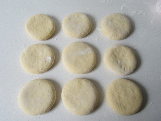 11、中秋烙糖饼,将所有的都包好,盖上保鲜膜二次发酵20分钟左右