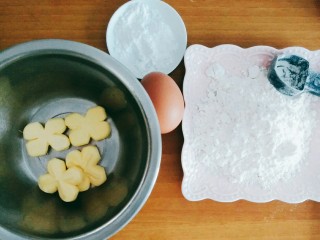 1、黄油饼干（少油少糖版）,准备好所需要的原料，黄油室温软化