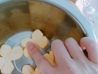 2、黄油饼干（少油少糖版）,待黄油用手指按有坑即可打发