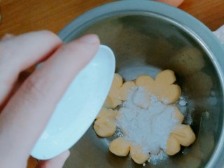 4、黄油饼干（少油少糖版）,倒入糖粉