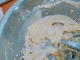 5、黄油饼干（少油少糖版）,用电动打蛋器搅拌，打几分钟可以看到黄油发白并出现羽毛状，这时候停止打发