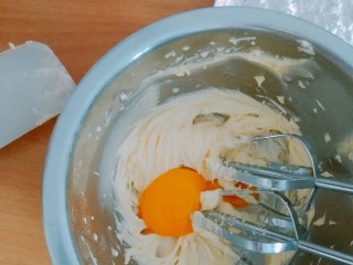 6、黄油饼干（少油少糖版）,将蛋黄放入打发好的黄油中再次用打蛋器搅拌均匀