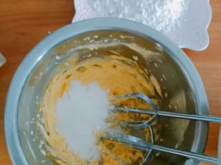 7、黄油饼干（少油少糖版）,加入奶粉搅拌均匀，也可以和面粉一起放入