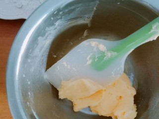 8、黄油饼干（少油少糖版）,分次加入面粉，面粉所用量大概是100g因为每个牌子面粉吸湿度不同建议分次加入以免面团太硬