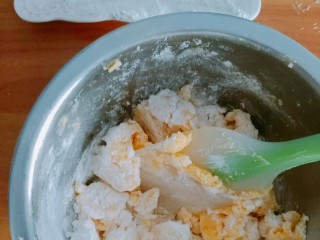 9、黄油饼干（少油少糖版）,用刮刀切拌，翻拌均可，不要用手像揉面一样揉，以免起筋