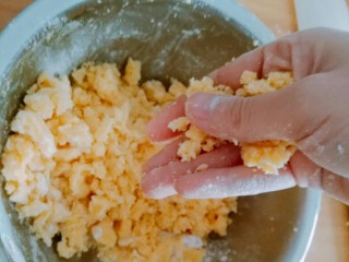 10、黄油饼干（少油少糖版）,加入最后一点面粉后用手抓