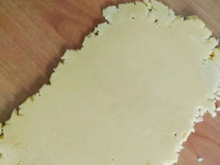 12、黄油饼干（少油少糖版）,用擀面杖擀成薄片，厚度可以根据自己需要