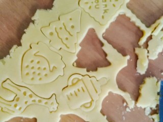 13、黄油饼干（少油少糖版）,用饼干模具卡出形状即可