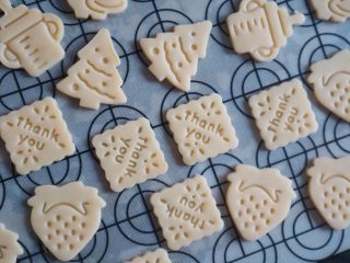 14、黄油饼干（少油少糖版）,烤盘下面铺油纸或者硅胶垫，这时候烤箱预热上下火140度