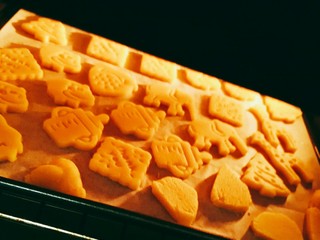 15、黄油饼干（少油少糖版）,将卡好的饼干放入烤箱烤20分钟，具体时间根据自家烤箱而定哦