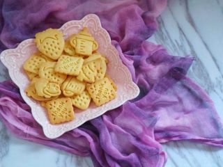 17、黄油饼干（少油少糖版）,如果爱吃甜的可以多放些糖，最后叮嘱一句，面团软硬可以通过面粉和色拉油调节，希望大家都能做出漂亮又好吃的饼干哦