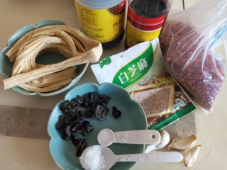 1、腐竹拌木耳,准备原料