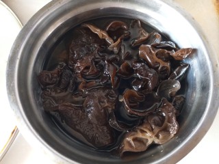 2、腐竹拌木耳,木耳泡发