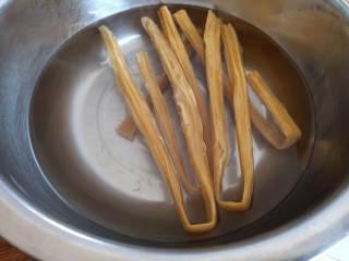 3、腐竹拌木耳,腐竹提前泡发