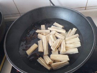 4、腐竹拌木耳,泡好的木耳和腐竹下锅再煮一分钟