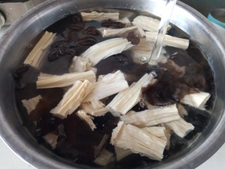 5、腐竹拌木耳,冲凉水