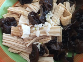 7、腐竹拌木耳,放入蒜蓉