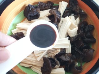 8、腐竹拌木耳,生抽