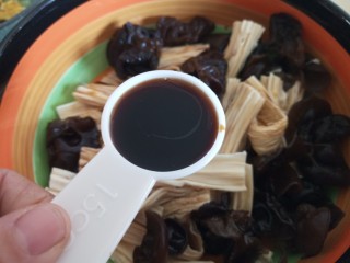 9、腐竹拌木耳,醋