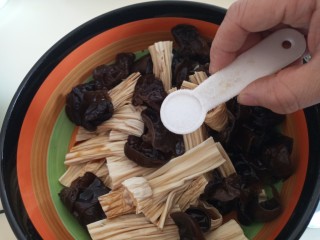 10、腐竹拌木耳,盐