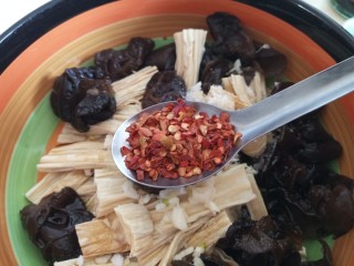 12、腐竹拌木耳,辣椒面
