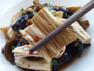 15、腐竹拌木耳,拌匀即可